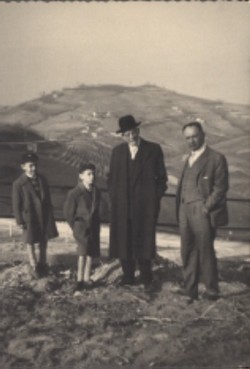 Mango 1958 il nonno Dario lo zio Nino Dario e Ariel Valdivilla Mango 1 dicembre 1943 - 24 aprile 1945 (manoscritta a inchiostro)